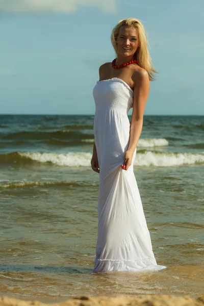 Piękna blondynka na plaży, lato — Zdjęcie stockowe
