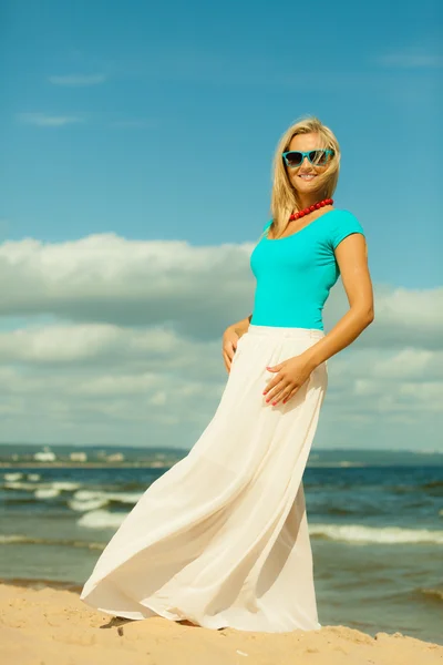 Frumos blonda fata pe plaja, vara — Fotografie, imagine de stoc