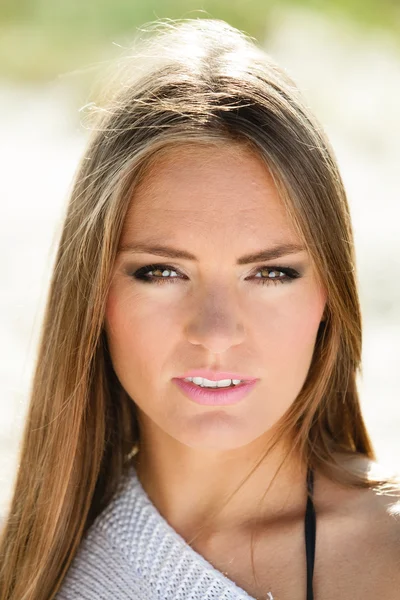 Mooi meisje lange haren buiten, portret — Stockfoto