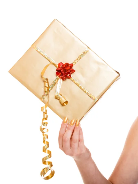 Hand bedrijf gouden geschenkdoos — Stockfoto