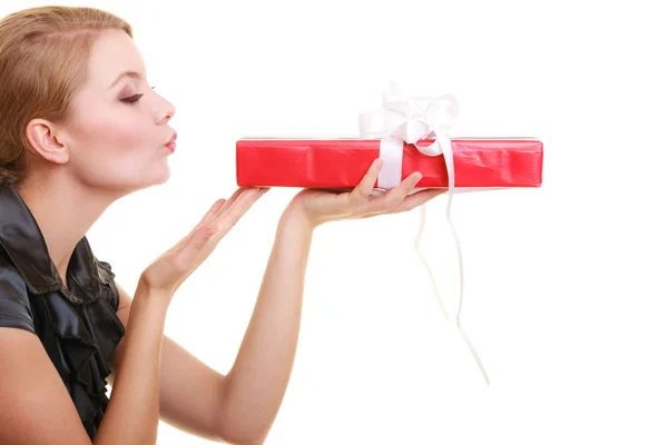 Girl holding gift box — Stock Photo, Image