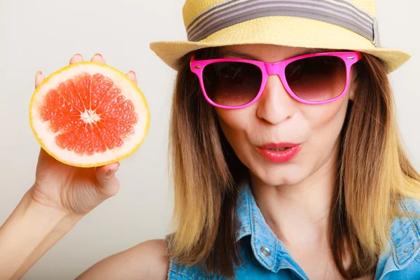 Meisje bedrijf grapefruit — Stockfoto
