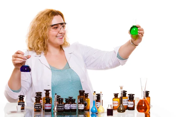 Femme étudiant en chimie avec fiole de test de verrerie. — Photo