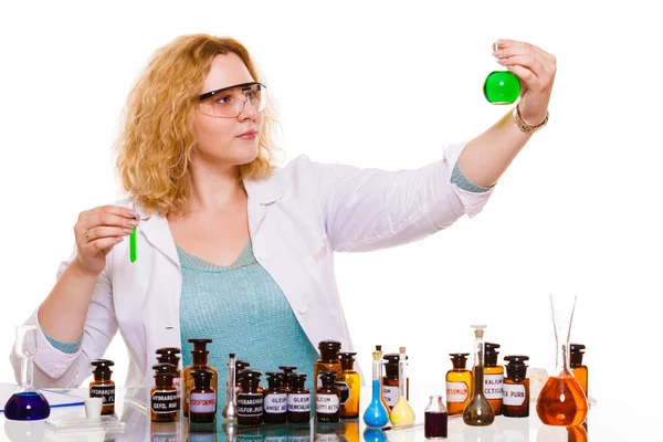 Studentka chemii żeńskiej z kolbą do badań wyrobów szklanych. — Zdjęcie stockowe
