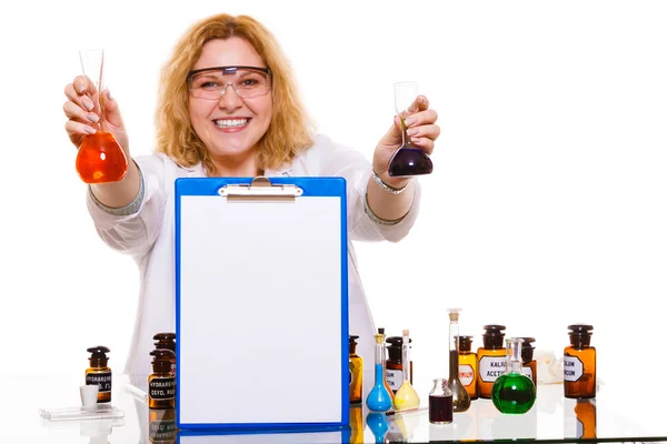 Frau hält Testflaschen in der Hand — Stockfoto