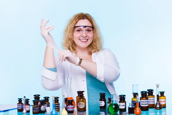 Química mulher usando luvas — Fotografia de Stock