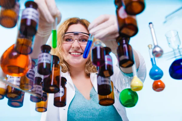 Studente di chimica femminile con fiaschetta di vetro. — Foto Stock