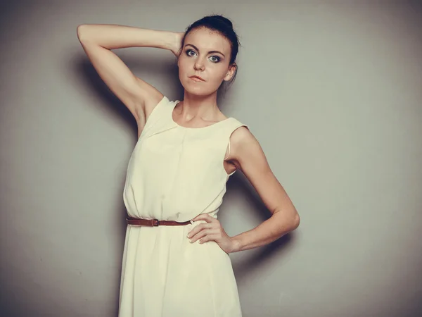 Menina em vestido brilhante posando — Fotografia de Stock