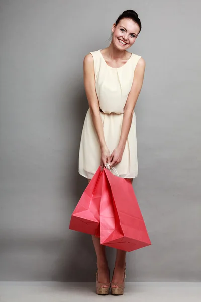 Donna con shopping bags posa — Foto Stock