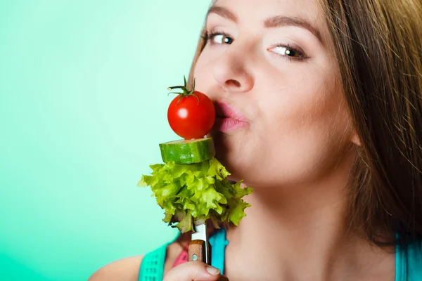 Lány gazdaság villát zöldségekkel — Stock Fotó