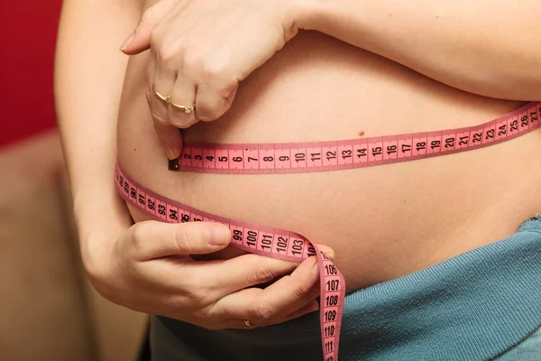 Kobieta w ciąży brzuch pomiarowe — Zdjęcie stockowe