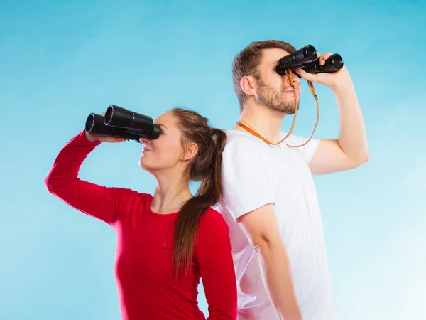 Couple looking through binoculars — Stock Photo, Image