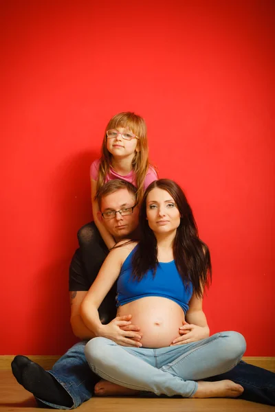 Οικογένεια περιμένει νέο μωρό — Φωτογραφία Αρχείου