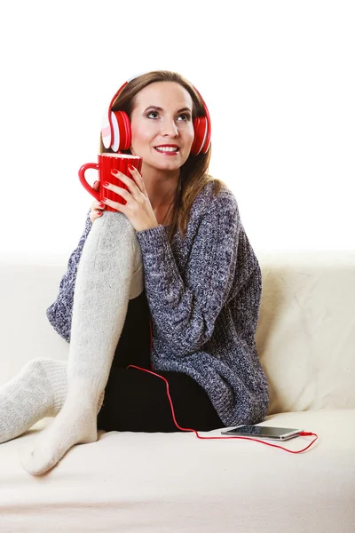 Frau hört Musik — Stockfoto