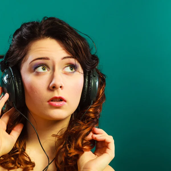 Müzik dinleyen kız — Stok fotoğraf