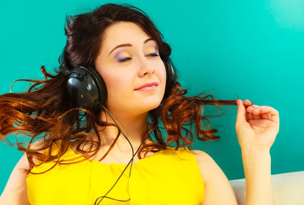 Ragazza ascoltare musica — Foto Stock