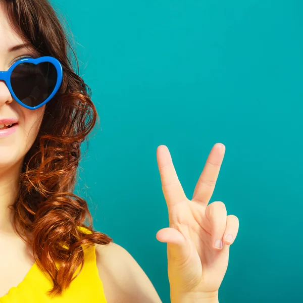 Girl making victory hand sign — Stock Photo, Image