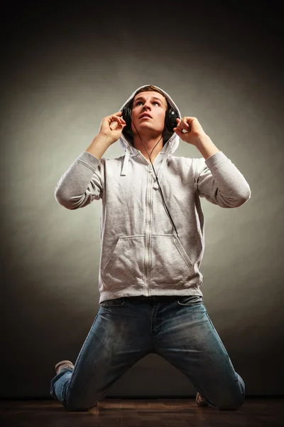 Homem ouvindo música — Fotografia de Stock