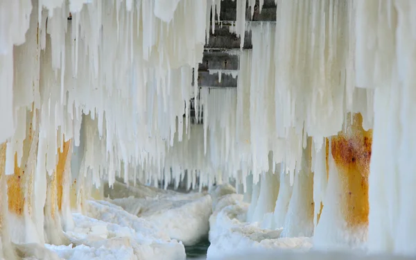 Winterlandschaft. Ostsee. Eisformationen Eiszapfen an Pfeilermasten schließen — Stockfoto