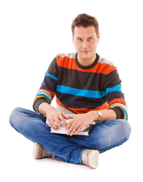 Mâle étudiant avec pile de livres se préparant pour l'examen isolé — Photo