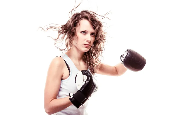 Mulher boxeadora desportiva de luvas pretas. Fitness menina treinamento chute boxe — Fotografia de Stock