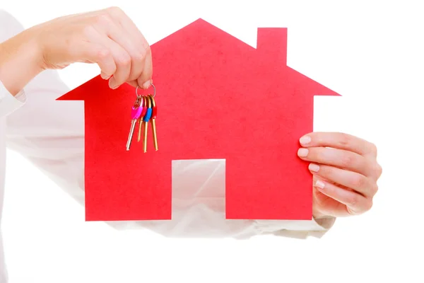 Агент по недвижимости для деловых женщин с ключами от дома из красной бумаги — стоковое фото