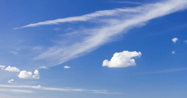 Skyscape. Ciel bleu profond avec des nuages blancs comme fond de la nature — Photo