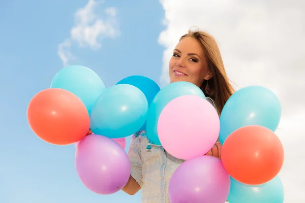 Adolescente chica con coloridos globos —  Fotos de Stock