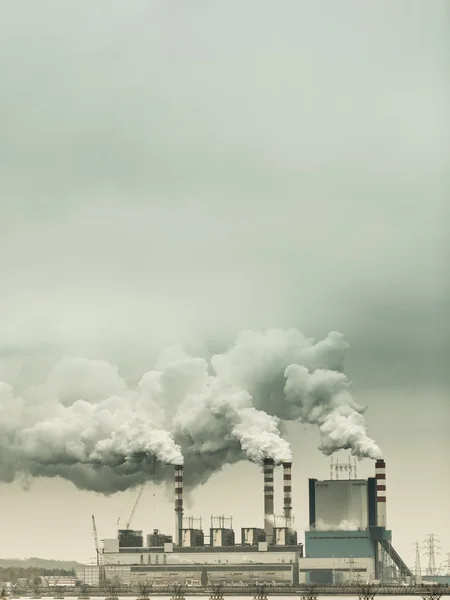 Humo de la chimenea de la central eléctrica — Foto de Stock