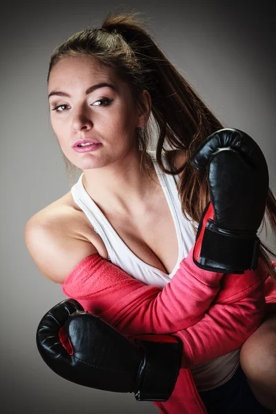 Boxeador deportivo mujer en guantes negros boxeo — Foto de Stock