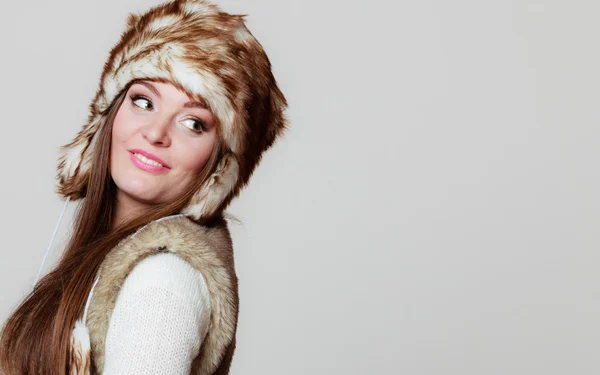 冬服の毛皮の帽子の女性 — ストック写真