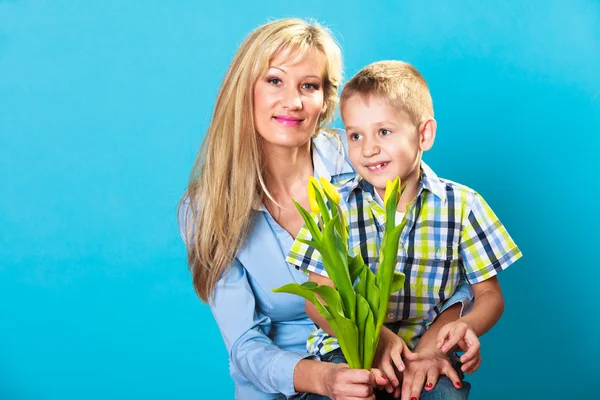 Niño celebrando el día de la madre —  Fotos de Stock