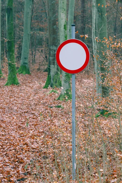 Nenhum sinal de trânsito de veículos na floresta — Fotografia de Stock