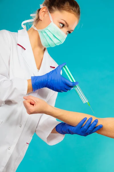 Médico inyectando al paciente. — Foto de Stock