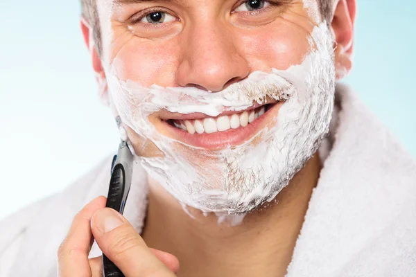 Handsome man shaving with razor — Stock Photo, Image