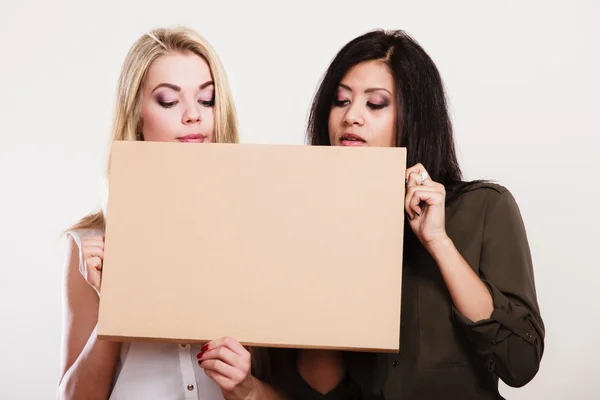 Zwei Frauen mit leerem Brett — Stockfoto
