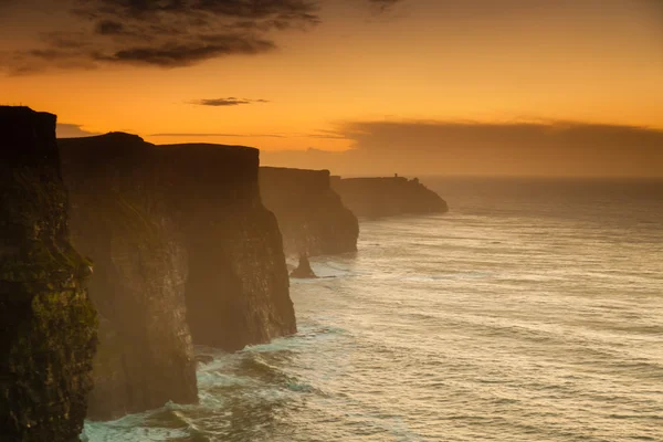 Falésias de Moher ao pôr do sol — Fotografia de Stock