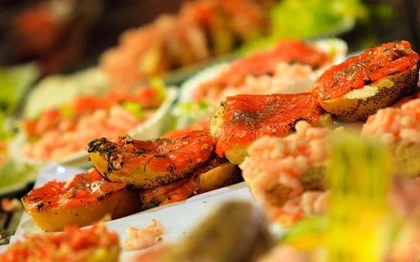 Sanduíches de marisco no mercado de peixe — Fotografia de Stock