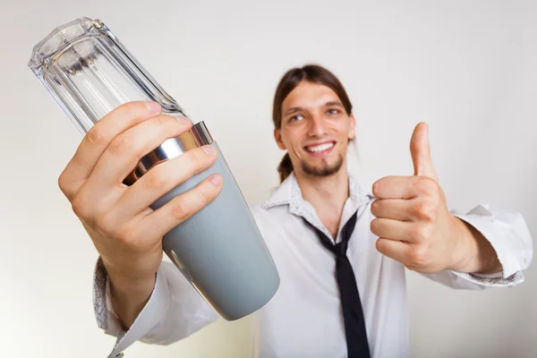 Homem com shaker fazendo bebida cocktail — Fotografia de Stock