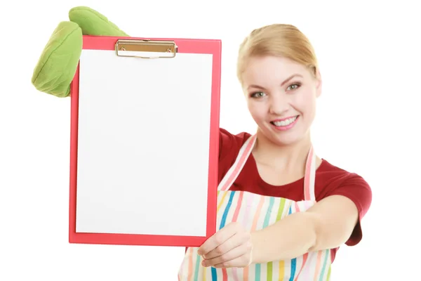 Dona de casa segurando prancheta — Fotografia de Stock