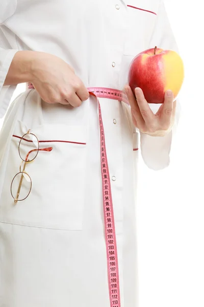 Médico segurando maçã — Fotografia de Stock