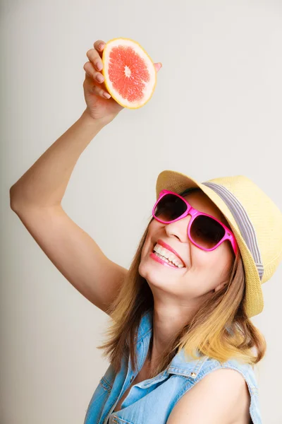 Sommar flicka anläggning grapefrukt — Stockfoto