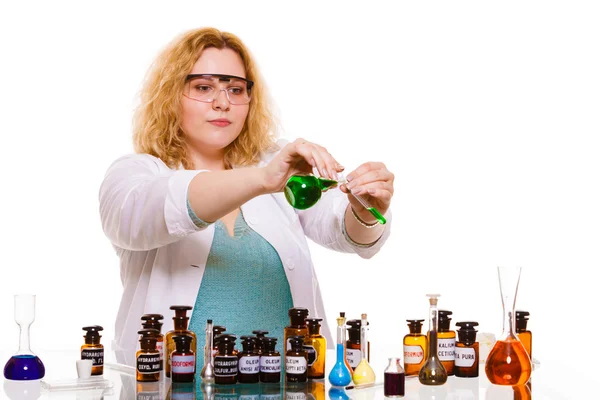 Estudiante de química femenina con frasco de prueba de cristalería. —  Fotos de Stock