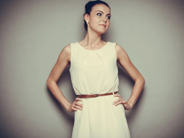 Flicka i ljus klänning poserar — Stockfoto