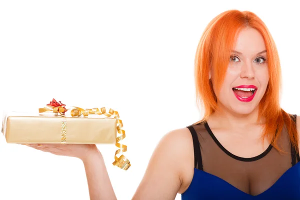 Vacanze amore felicità concetto - ragazza con scatola regalo — Foto Stock