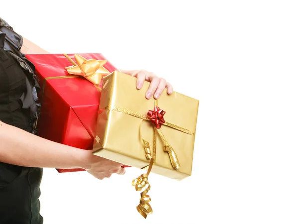 Menina segurando caixas de presente — Fotografia de Stock