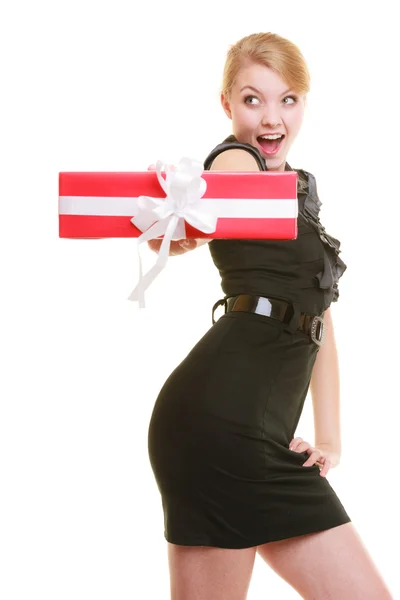 Ragazza in possesso di scatola regalo — Foto Stock