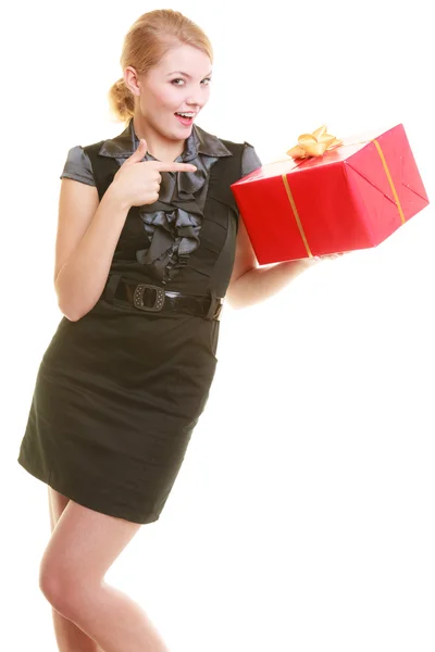 Menina segurando caixa de presente — Fotografia de Stock