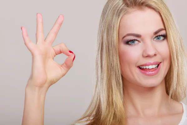 Mujer mostrando gesto de señal de mano ok — Foto de Stock