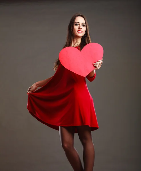 Kobieta w czerwonej sukience posiada znak — Zdjęcie stockowe